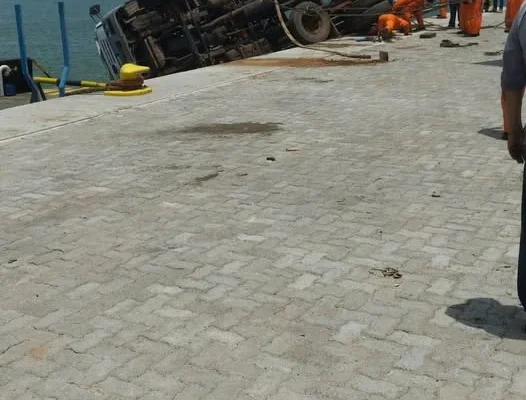 Acidente com caminhão no Porto Piauí em Luiz Correia no início da tarde desta quinta-feira.