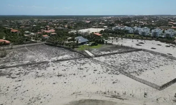 Operação retira cercas irregulares de área pública em praia no litoral do Piauí.