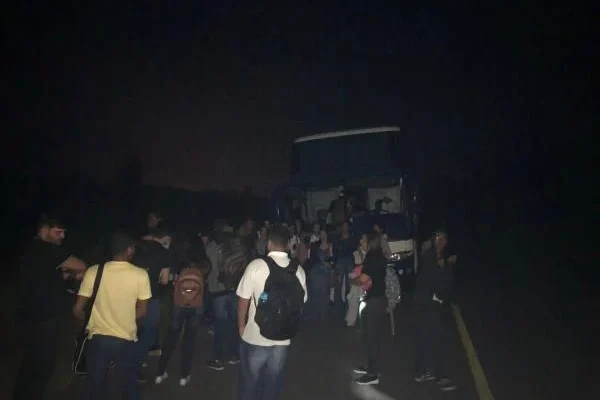 Estudantes universitários de Cocal denunciam precariedade no transporte oferecido pela prefeitura.