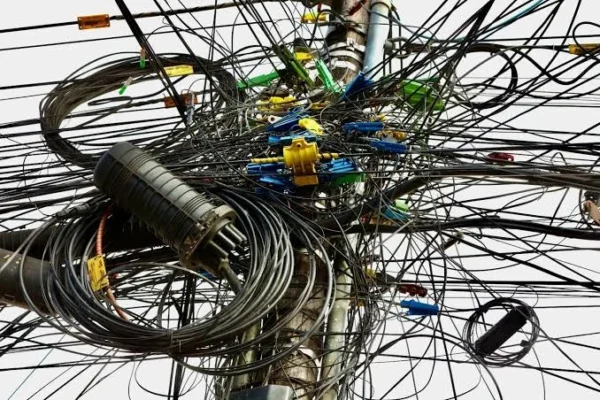 Lei obriga concessionárias a remover fios e cabos inutilizados em vias públicas no Piauí.