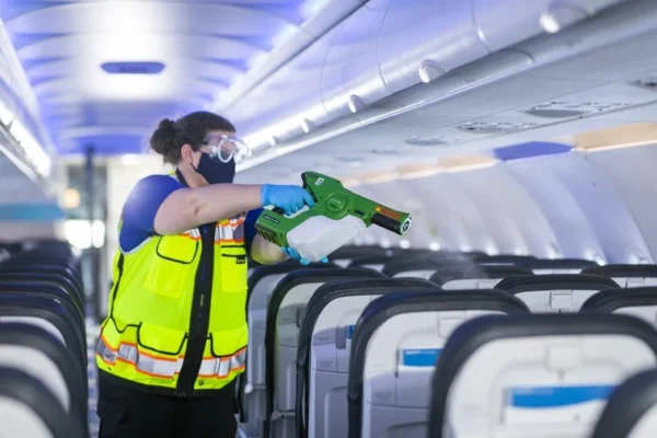 Nova lei obriga companhias aéreas a higienizar aeronaves entre voos.