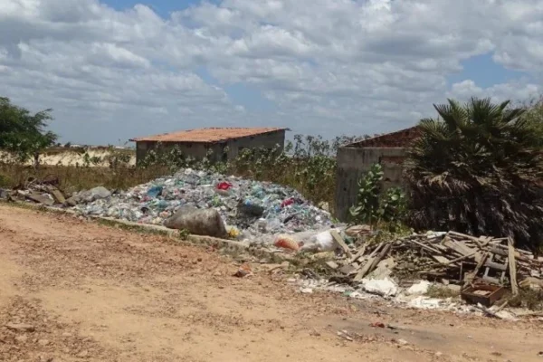 Luiz Correia tem bloqueio de recursos para fechar lixão e recuperar área ambiental.