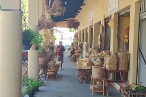 Feirantes do mercado de Fátima em Parnaíba reclamam queda no movimento e falta de diálogo com a prefeitura.