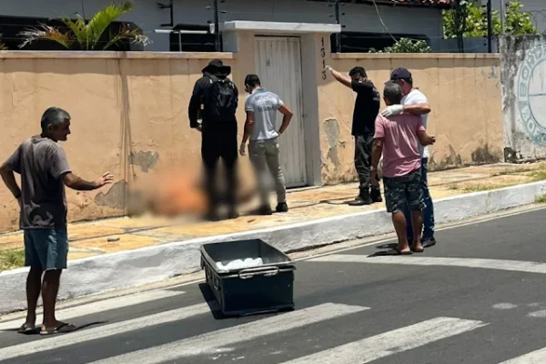 Homem é morto a tiros por policiais no bairro São Benedito.
