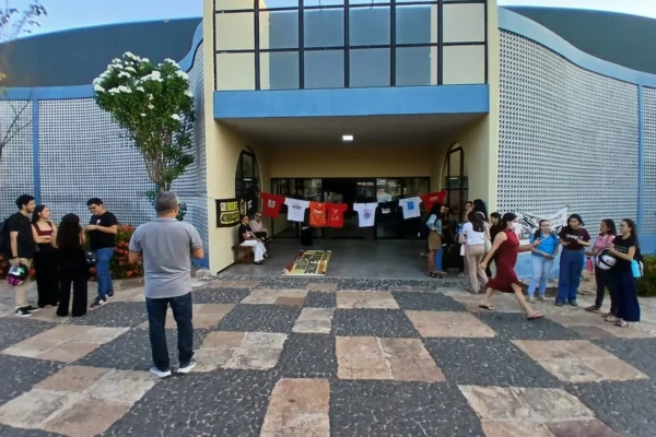 Professores e estudantes da UESPI em Parnaíba promovem manifestação no Dia do Professor.