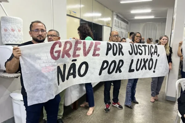 Pessoal da Saúde em Parnaíba, que estão paralisados, já pediram até o impeachment do prefeito. Que coisa!