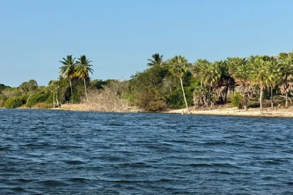 Estão desviando água da lagoa do Portinho, denuncia radialista Samuel Aguiar em programa de rádio.