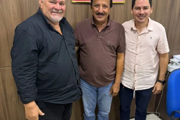 Vereador José Luiz de Carvalho Júnior visita o prefeito de Araioses, Neto Carvalho.