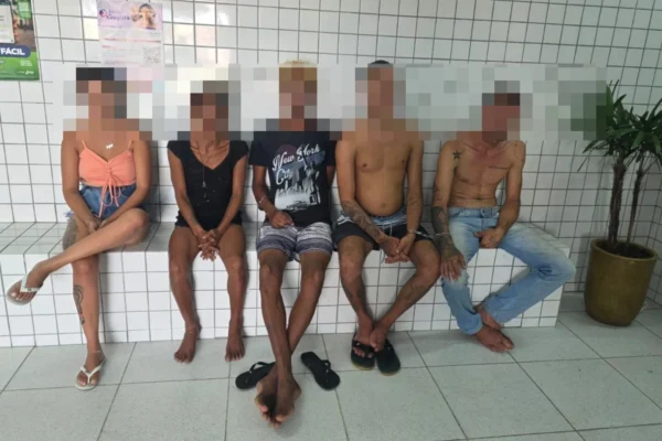 Policiais desmontam boca de fumo no bairro João XXIII.