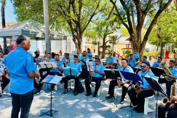 Banda Simplício Dias executa músicas de influência afro-brasileira na praça da Graça.
