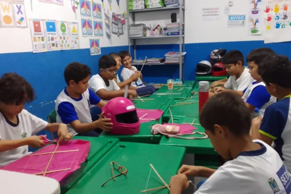 Escola de Parnaíba convida escritor para falar sobre confecção de brinquedos nos festejos da Consciência Negra.
