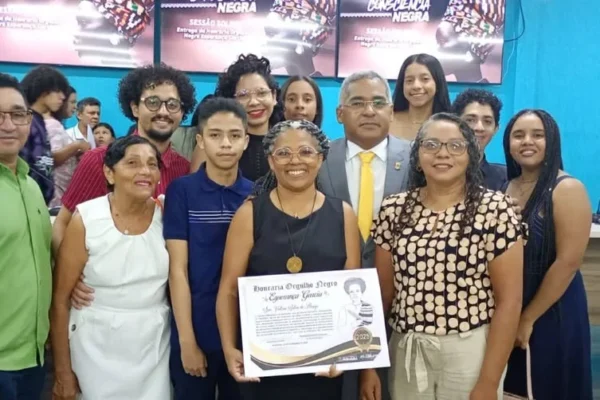 Professora Valéria Araújo é homenageada e recebe diploma do Orgulho Negro Esperança Garcia.