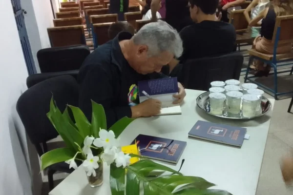 Poeta Carlos Galeno lança livro na Academia Parnaibana de Letras.