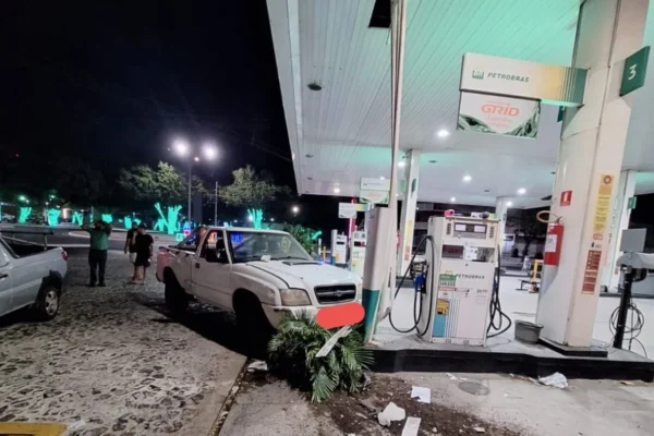 Motorista sem habilitação e cheio de cachaça colide com posto de gasolina, em Parnaíba.