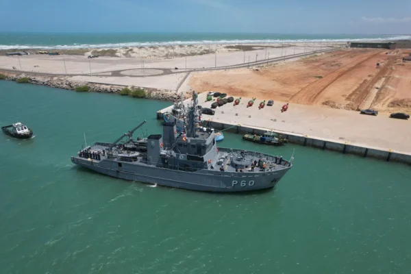 Já está atracado no Porto Piauí o navio da Marinha do Brasil, para visitação pública no final de semana.
