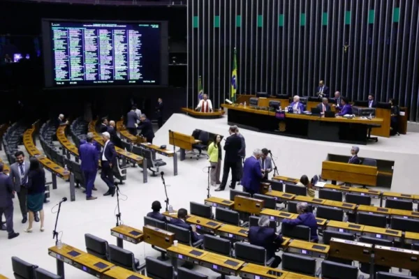 Câmara aprova projeto que reduz penas dos condenados pelo 8 de janeiro.