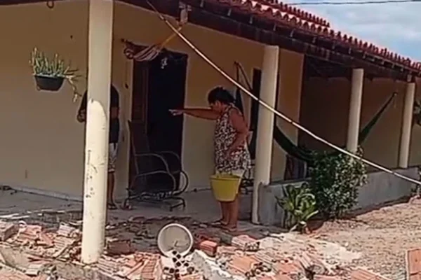 Em Buriti dos Lopes, redemoinho derruba muro e causa danos em casa de agricultor.