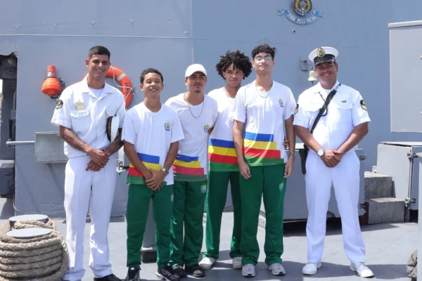 Estudantes conhecem navio da Marinha e ampliam aprendizado sobre o litoral.