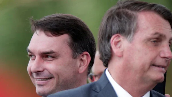 Flávio Bolsonaro confirma candidatura ao Planalto em 2026. O pai dele está preso.