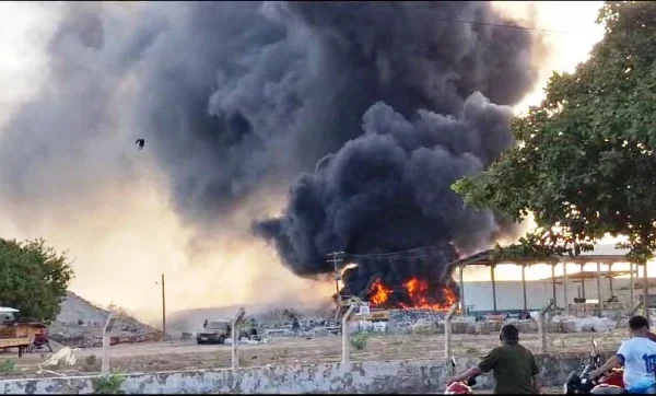 Incêndio de grandes proporções atinge aterro sanitário na Baixa do Aragão em Parnaíba.