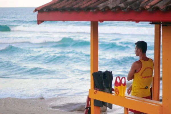 Praia da Pedra do Sal instala neste sábado um posto de guarda vida pelos bombeiros.