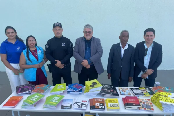 Academia Parnaibana de Letras faz doação de livros para presídio em Buriti dos Lopes.
