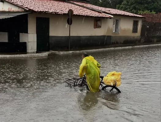 Chuva castiga a região de Parnaíba e o velho piscinão já está ativo mais uma vez.