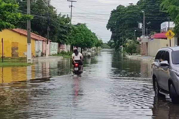 Prefeitura alerta população sobre pontos alagados e perigosos devido à chuva em Parnaíba.