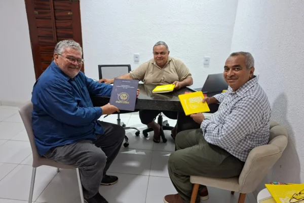 Academia Parnaibana de Letras recebe visita de escritor da Academia Petropolitana