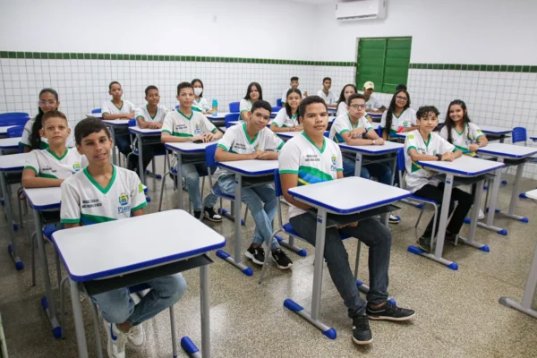 Escola na Lagoa do Prado em Parnaíba vai continuar ofertando vagas no ensino médio, diz vereadora.