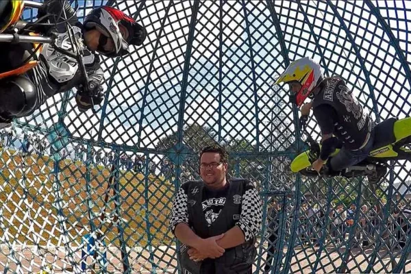 Pneu de motocicleta estoura e apresentação do globo da morte em circo é suspensa em Parnaíba.