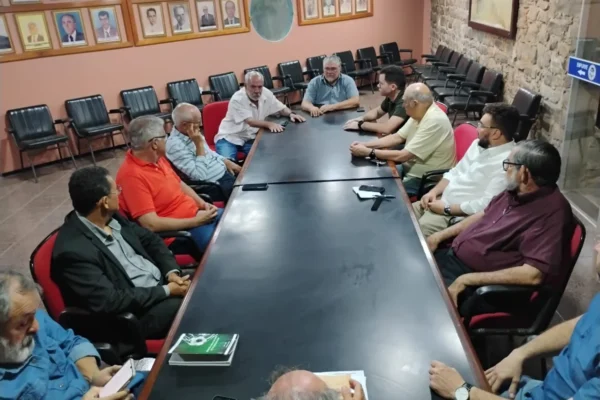 José Luiz de Carvalho, presidente da APAL, participa de reunião que lembra os 109 anos da Associação Comercial de Parnaíba.