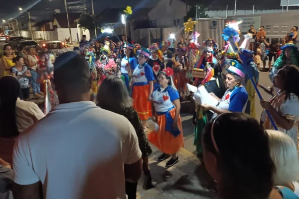 Grupo Lian Gong celebra Dia de Reis pelas ruas do Bairro Pindorama em Parnaíba.