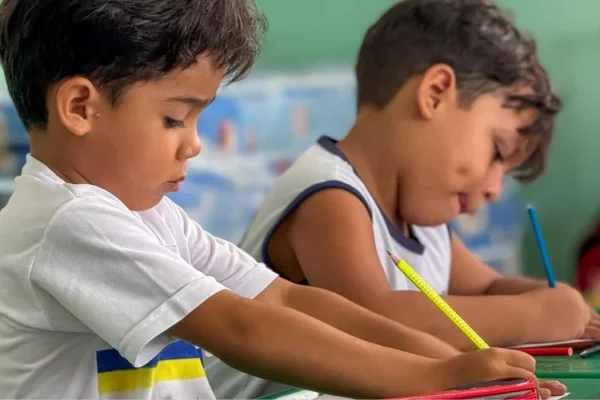 Falta de material nas escolas municipais de Parnaíba vai parar em matéria na televisão. A situação é grave.