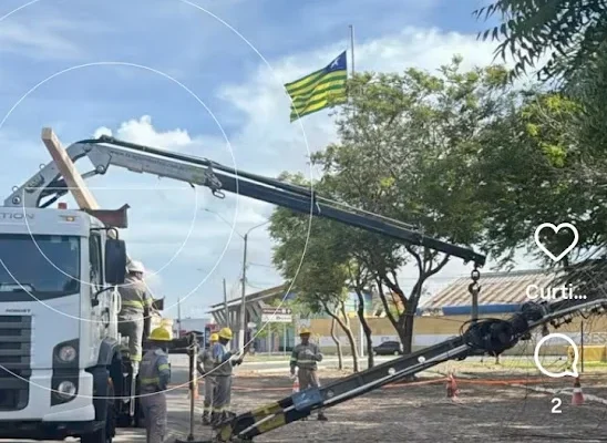 Carro derruba poste no estacionamento da rodoviária de Parnaíba.
