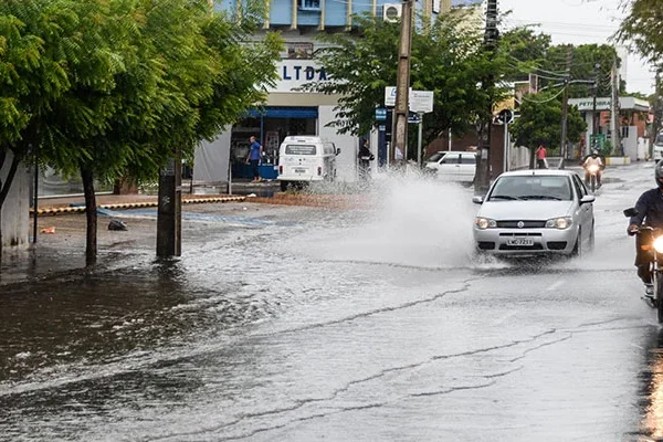 Piauí pode registrar tempestades em todas as regiões até a próxima quinta-feira. Parnaíba continua sob chuva.