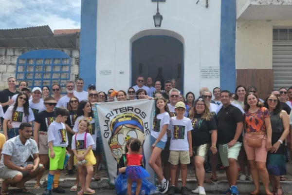 Guariteiros de Monserrathe abrem com fanfarra o Carnaval no centro histórico de Parnaíba na segunda-feira.