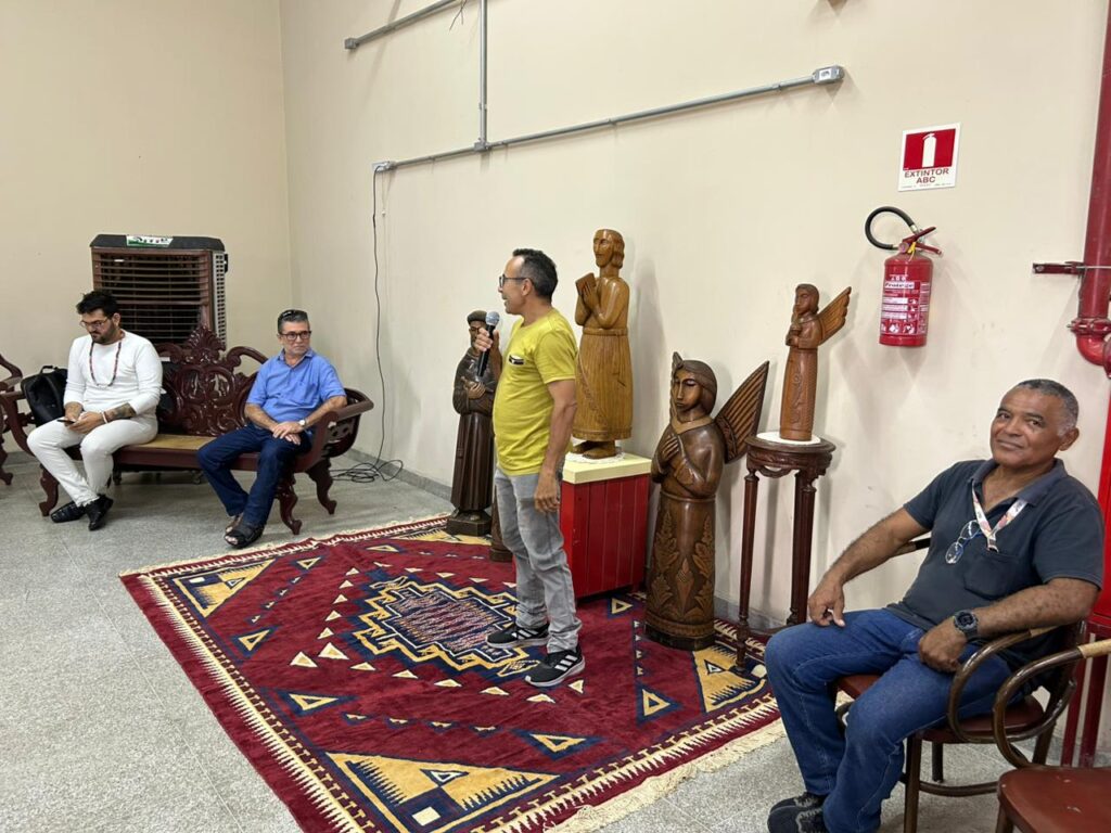 Arte santeira se reúne em Teresina para discutir gestão e preservação no Piauí.