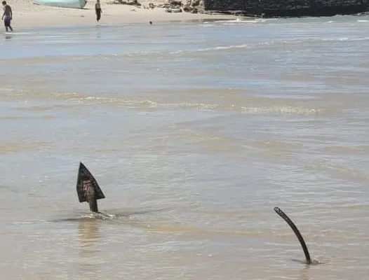 Pescadores deixam expostas âncoras de embarcações na praia da Pedra do Sal. Banhistas correm perigo.