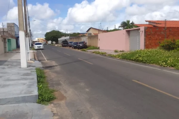 Rua asfaltada no bairro Dirceu vira pista de alta velocidade noite e dia.