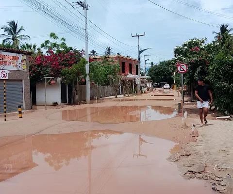 Buraqueira e muita lama na entrada de Barra Grande por causa das chuvas.