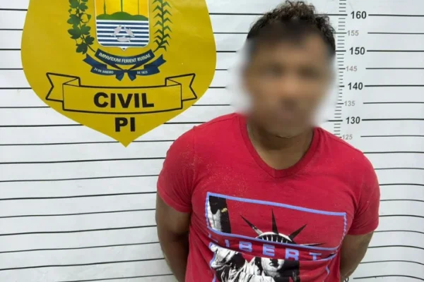 Bêbado, homem ameaça esposa, apedreja casa da sogra e é detido em Ilha Grande. Tava com o cão.