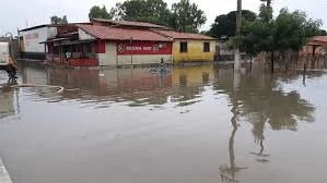 Chuva intensa deixa ruas e bairros alagados em Parnaíba.