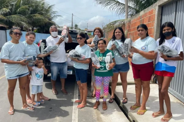 Associação das Marisqueiras e Filetadeiras recebem produtos doados pela Receita Federal, em Luís Correia. 