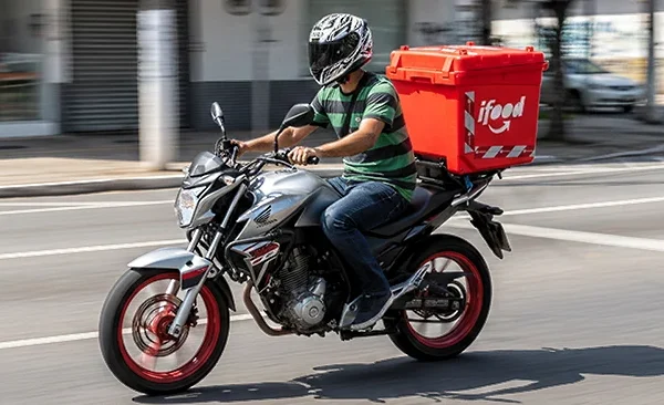 Deputado propõe seguro de vida gratuito para motoboys e entregadores.
