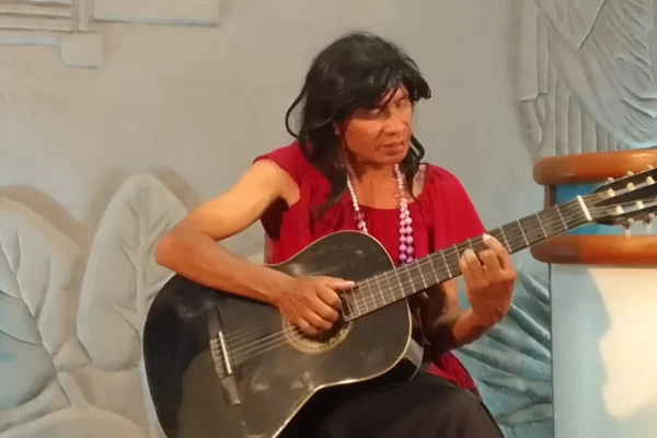 “Flores Despetaladas”, monólogo leva emoção sobre a situação da mulher para a academia.