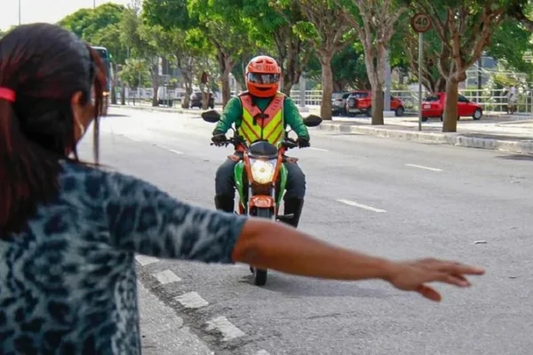 Mototaxistas estão cobrando preços absurdos por uma corrida em Parnaíba.