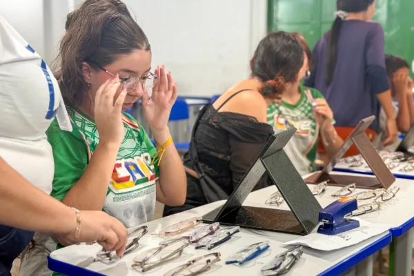 Alunos da rede municipal fazem exame de visão e recebem óculos em ação da Educação em Parnaíba 