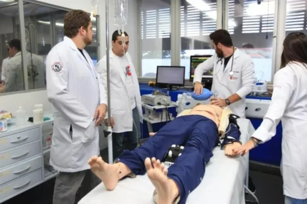 MEC pune mais de 50 cursos de medicina por desempenho insuficiente.