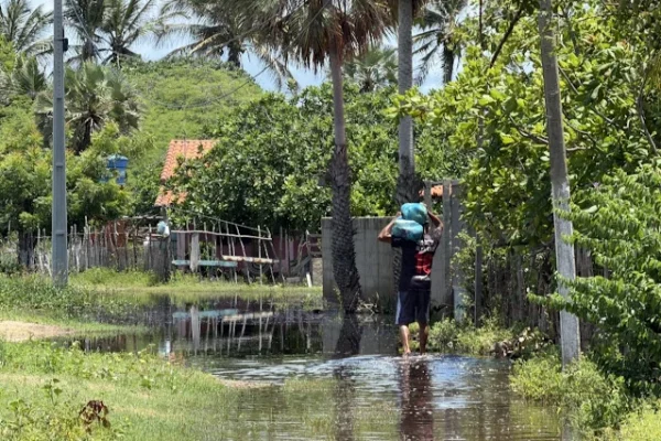Prefeitura de Parnaíba leva assistência para famílias afetadas pelas chuvas na Pedra do Sal.
